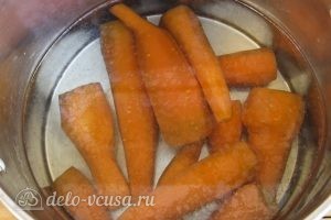 Салат из зеленых помидоров на зиму: Морковь залить кипятком