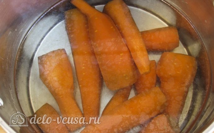 Салат из зеленых помидоров на зиму: Морковь залить кипятком