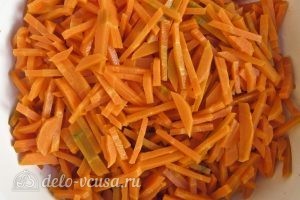 Салат из зеленых помидоров на зиму: Морковь порезать соломкой
