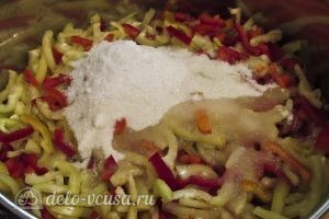 Салат из зеленых помидоров на зиму: Добавить специи и уксус