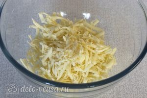 Салат с адыгейским сыром и помидорами: Натираем сыр
