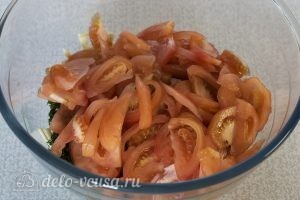Салат с адыгейским сыром и помидорами: Режем помидоры