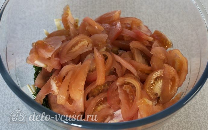 Салат с адыгейским сыром и помидорами: Режем помидоры