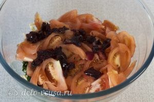 Салат с адыгейским сыром и помидорами: Режем пряные сливы