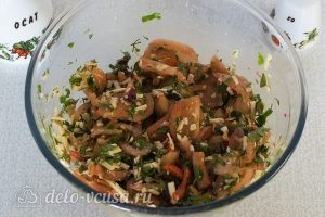 Салат с адыгейским сыром и помидорами: Заправляем маслом и добавляем соль