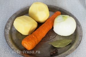 Суп из пельменей с картошкой: Очистить овощи