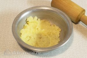 Суп с пельменями и яйцом: Размять картошку