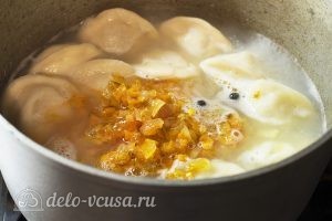 Суп с пельменями и яйцом: Добавить картошку в кастрюлю