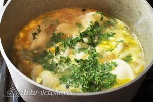 Суп с пельменями и яйцом: Добавить зелень