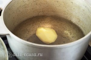 Суп с пельменями и яйцом: Картошку почистить