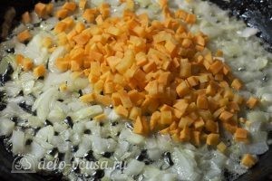 Суп с пельменями и яйцом: Морковь обжарить