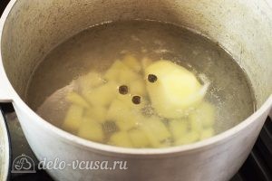 Суп с пельменями и яйцом: Картошку кладем в кастрюлю