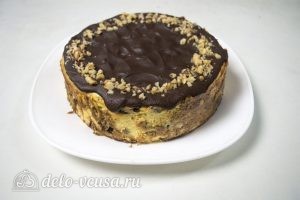 Сырник в шоколаде: Переносим пирог на блюдо