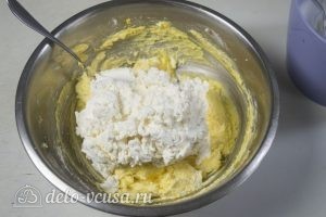 Сырник в шоколаде: Перемалываем творог мясорубкой и добавляем в тесто
