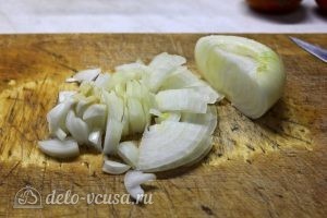Запеканка из кабачков, помидоров и сыра: Измельчаем лук