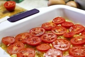 Запеканка из кабачков, помидоров и сыра: Выкладываем слой помидоров