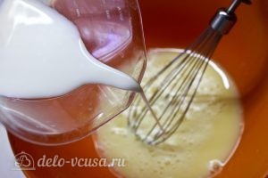 Запеканка из кабачков, помидоров и сыра: Вливаем во взбитые яйца молоко
