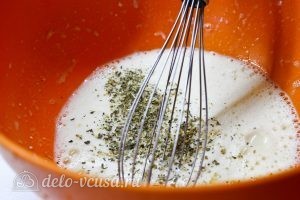 Запеканка из кабачков, помидоров и сыра: Взбиваем смесь до консистенции жидкого теста и добавляем приправы