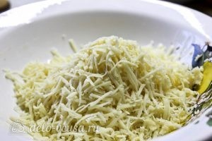 Запеканка из кабачков, помидоров и сыра: Натираем сыр