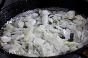 Запеканка из кабачков, помидоров и сыра: Пассируем нарезанный лук