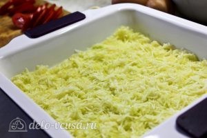 Запеканка из кабачков, помидоров и сыра: Выкладываем в форму измельченные кабачки