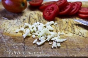 Запеканка из кабачков, помидоров и сыра: Мелко нарезаем чеснок