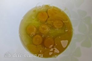 Бисквит с черной смородиной: Взбить яйца