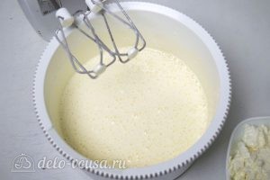 Бисквитный рулет с клубничным кремом: Взбиваем яйца с сахаром