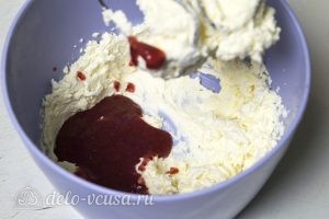 Бисквитный рулет с клубничным кремом: Соединить клубнику с сыром