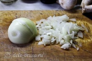 Блинчики с картошкой и грибами: Мелко шинкуем лук
