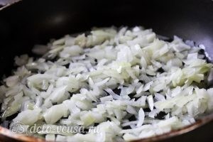 Блинчики с картошкой и грибами: Пассеруем лук