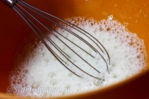 Блинчики с картошкой и грибами: Взбиваем яйца с солью