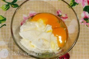 Брауни с творогом и вишней: Соединить яйца и творог