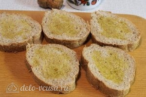 Бутерброды с помидорами и чесноком: Хлеб порезать и смазать маслом