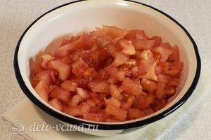Бутерброды с помидорами и чесноком: Помидоры порезать кубиками