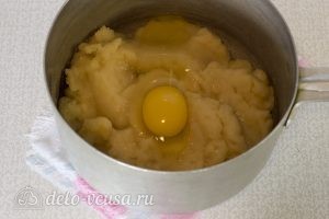 Домашние эклеры со сгущенкой: Вбиваем в тесто яйца