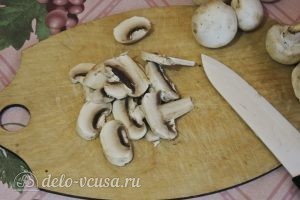Стручковая фасоль с грибами: Грибы порезать
