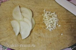 Стручковая фасоль с грибами: Порезать лук и измельчить чеснок