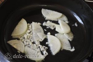 Стручковая фасоль с грибами: Обжарить лук и чеснок