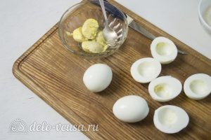 Яйца фаршированные куриной печенью: Яйца отварить