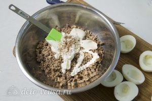 Яйца фаршированные куриной печенью: Измельчить яйца и печень