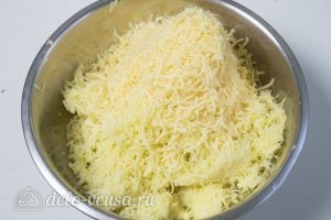 Картофельные шарики с сыром: Натереть твердый сыр