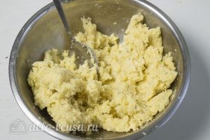 Картофельные шарики с сыром: Перемешать тесто