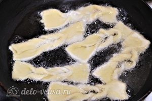 Хворост на молоке: Кладем печенье в масло