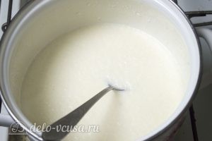 Кокосово-творожный пирог: Всыпаем кокосовую смесь в молоко