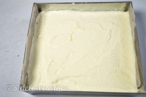 Кокосово-творожный пирог: Выливаем творожную массу на тесто