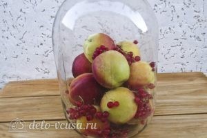 Персиковый компот: Опускаем в банку ягоды