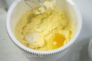 Печенье для росписи глазурью: Добавляем соль, ванилин, разрыхлитель, яйцо и все взбиваем
