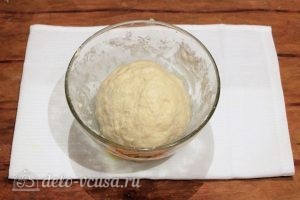Пирожки с повидлом: Всыпаем муку и вымешиваем тесто