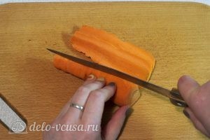 Плов из красного риса: Режем морковь